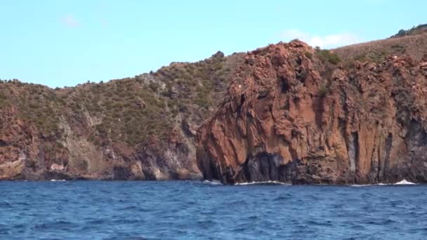 Golven breken op rotsachtige bergen. Blauwe lucht, Middellandse Zee — Stockvideo