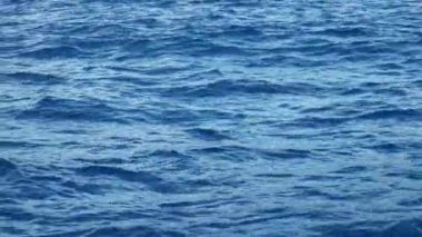 Akdeniz 'in mavi dalgalarında hareket eden mekiğin görüntüsü