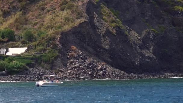 Corredor con gente a bordo navegando cerca de la orilla del mar. Día soleado — Vídeos de Stock