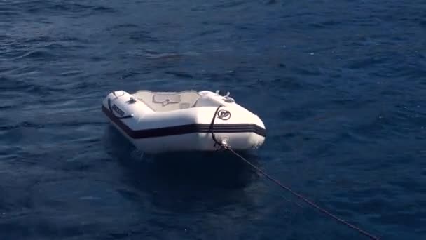 FURNARI, SICILY, ITALIE - SEPT, 2019 : Le bateau gonflable en caoutchouc est attaché au runabout, flottant derrière — Video