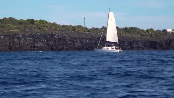 地中海の青い空と岩に対してセーリングボート — ストック動画