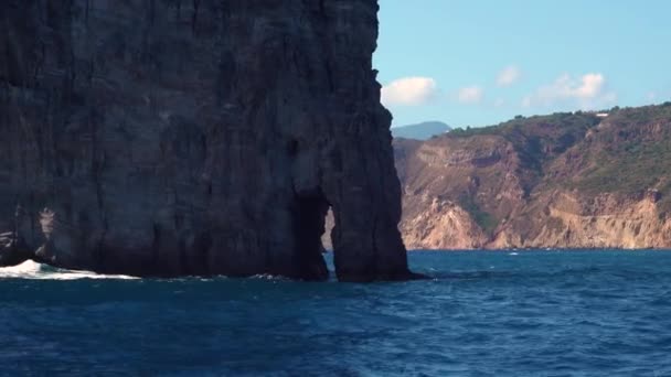 Rocher avec trou en forme de porte dans la mer Méditerranée — Video