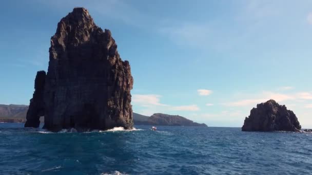 Vue du yacht en mouvement sur une haute roche escarpée en mer — Video