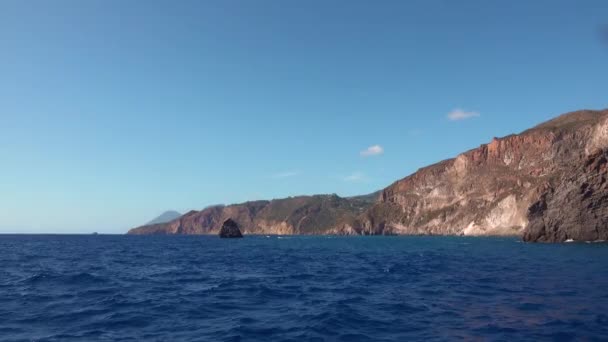 Dik kayalıklara karşı denizdeki kayalar. Güneşli bir gün — Stok video