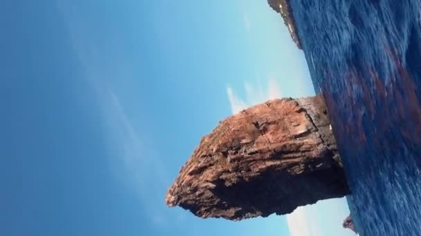 Гора в Середземному морі проти крутих гір і блакитного неба. — стокове відео
