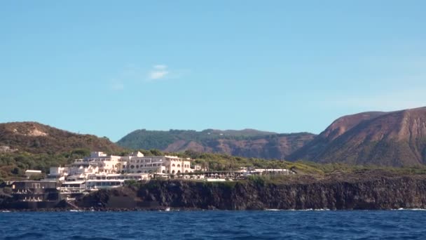 Вид на крутые скалистые горы с большим белым гостиничным комплексом — стоковое видео