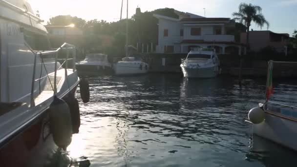 Aangemeerde zeiljachten en runabouts bij jachthaven Portorosa, Furnari, Italië — Stockvideo