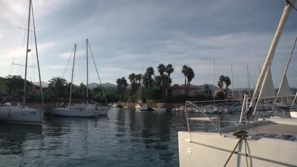 FURNARI, SICILY, ITÁLIE - SEPT, 2019: Bílé plachetní jachty a runabouty zakotvené v přístavu Portorosa — Stock video