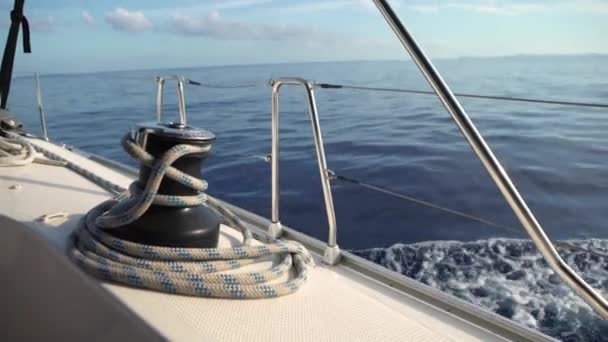 Vista da yacht a vela in movimento sul pittoresco paesaggio marino con orizzonte — Video Stock
