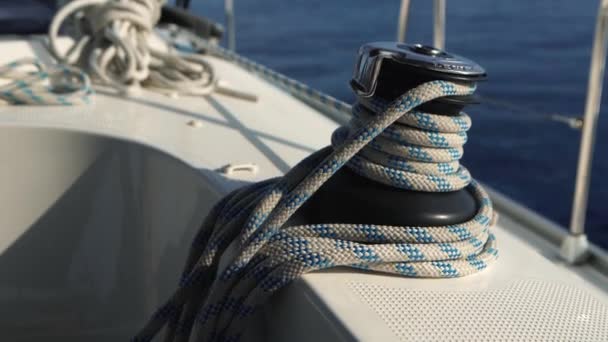 Vista desde el arco de yate de vela en movimiento en el mar Mediterráneo — Vídeo de stock