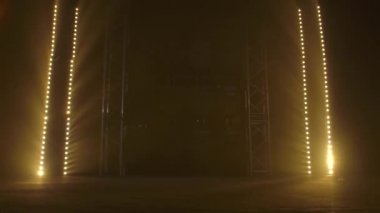 Sahne ışıklandırması, tatil gösterisi için parlayan boş sahne, ödül töreni ya da altın arka plandaki reklamlar.