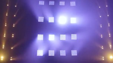 Sahne ışıklandırması, tatil gösterisi, ödül töreni veya lacivert ve altın arka planda reklam için parlayan boş sahne.