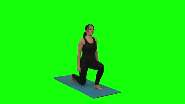 건강 한 여자 가 스튜디오 의그린 스크린에서 다리 근육 운동을 위한 점심 식사 운동을 하는 모습 — 비디오