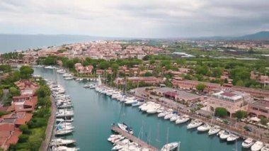 Portorosa, Furnari, İtalya 'da beyaz yelkenli yatların hava manzarası. Akdeniz, dağlar ve bulutlu gökyüzü. Binalar, yeşil ağaçlar