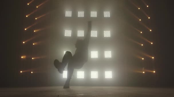 Concepto de Breakdance. Hombre joven de moda bailando solo en el club, luz de neón, mucho humo. Moda calle desgaste . — Vídeos de Stock