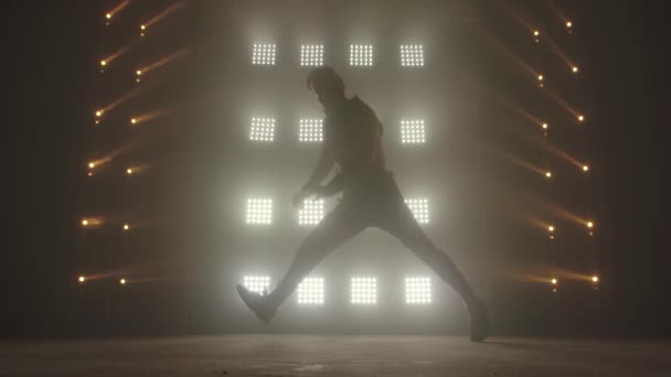 Concepto de Breakdance. Hombre joven de moda bailando solo en el club, luz de neón, mucho humo. Moda calle desgaste . — Vídeos de Stock