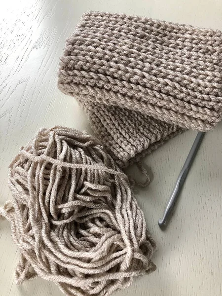 Knitting a scarf with the help of a needle