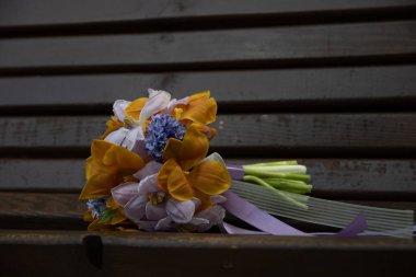 Gelin için küçük bir buket renkli çiçek.