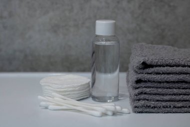 Bir yığın havlu, pamuk tomurcukları ve pamuk pedler.