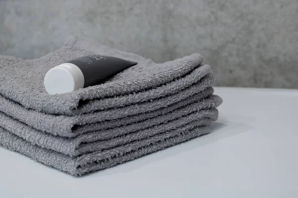Stapel Van Vier Grijze Handdoeken Badkamer — Stockfoto