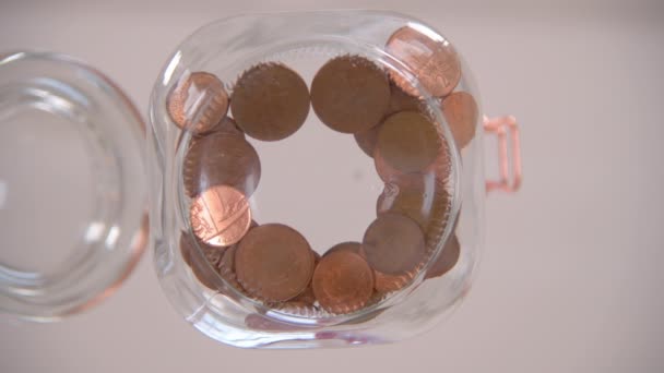 Een Worm Oog Uitzicht Van Iemand Drop Pennies Een Glazen — Stockvideo