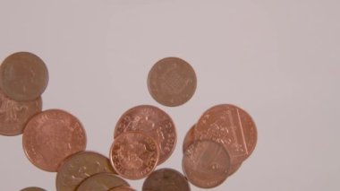 Yavaş çekim solucanının bakış açısı. Biri cam masaya İngiliz penileri atıyor.