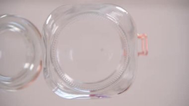 Cam kavanoza bir avuç bozuk para atan birinin solucan bakışı.