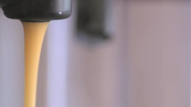 Slow Motion Close Van Koffie Wordt Afgegeven Uit Een Koffiezetapparaat — Stockvideo