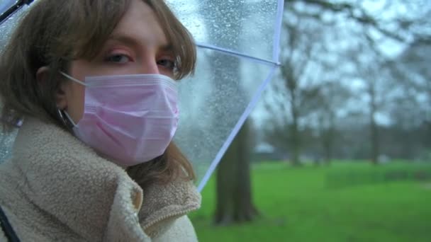 Blanke Vrouw Draagt Beschermende Gezichtsmasker Terwijl Een Openbaar Park — Stockvideo