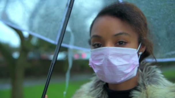 Sydafrikansk Kvinna Hostar När Hon Bär Ett Skyddande Ansikte Fråga — Stockvideo