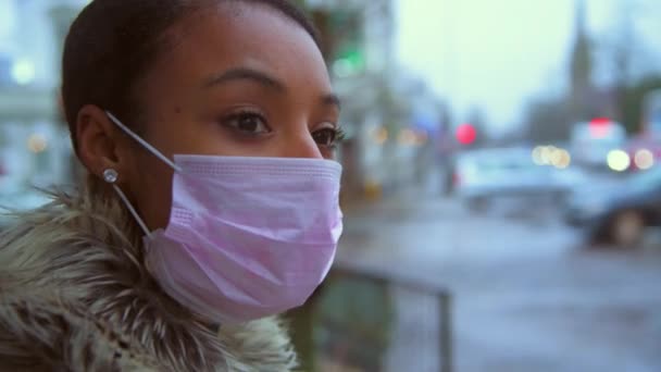 Mujer Sudafricana Con Mascarilla Protectora Intenta Llamar Taxi Autobús — Vídeos de Stock