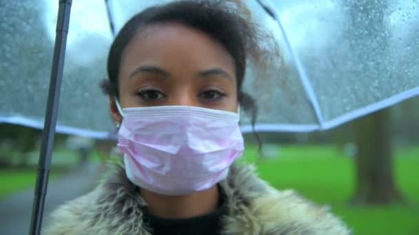 Dichtbij Een Zuid Afrikaanse Vrouw Met Een Beschermend Gezichtsmasker Hoesten — Stockvideo