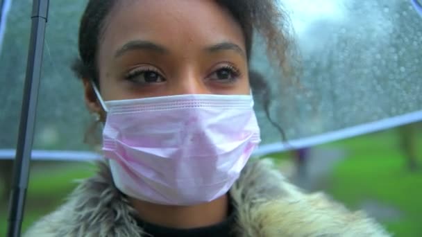 Close Van Een Zuid Afrikaanse Vrouw Met Een Beschermend Gezichtsmasker — Stockvideo