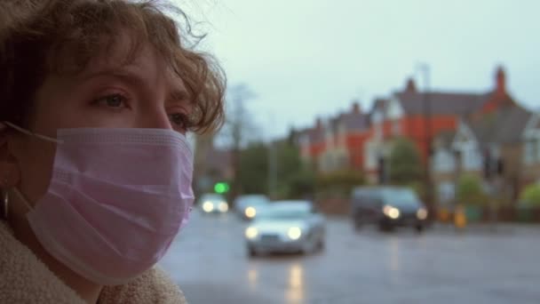 Slow Motion Skott Kaukasisk Kvinna Bär Skyddande Ansiktsmask Väntan Busshållplats — Stockvideo