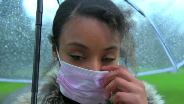 Zuid Afrikaanse Vrouw Haar Beschermende Gezichtsmasker Terwijl Een Openbaar Park — Stockvideo