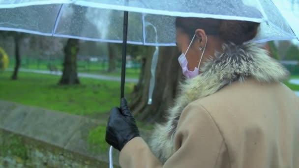 Güney Afrikalı Kadın Sokakta Yürürken Koruyucu Yüz Maskesi Takıyor — Stok video
