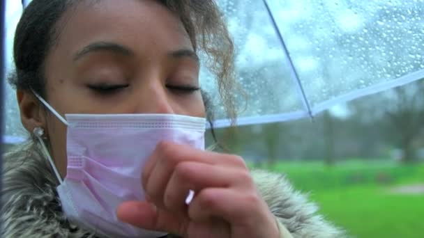 Güney Afrikalı Bir Kadının Koruyucu Yüz Maskesi Takıp Parkta Öksürürken — Stok video