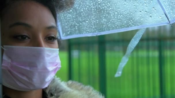 Kameranın Önünden Geçerken Güney Afrikalı Bir Kadının Koruyucu Yüz Maskesi — Stok video