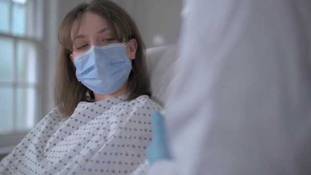 의사는 디지털 온도계를 사용하여 환자의 체온을 — 비디오