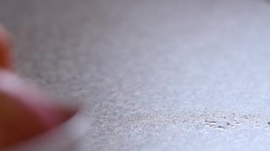 Birinin mutfağını dezenfektanla temizlediği yavaş çekim yakın çekim.