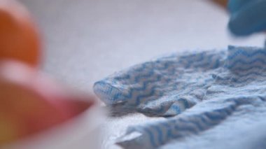 Mutfak tezgahlarını temizlemek için dezenfektan kullanan birinin yavaş çekim çekimini kapat