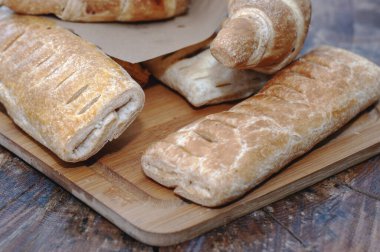 Tahta masada çeşitli kruvasanlar ve hamur işleri.