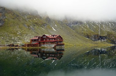 Transfagarasan yolunun yakınındaki Balea Buzul Gölü 'nün muhteşem günbatımı manzarası. Konum: Ridge Fagaras, Sibiu County, Romanya, Avrupa