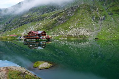 Transfagarasan yolunun yakınındaki Balea Buzul Gölü 'nün muhteşem günbatımı manzarası. Konum: Ridge Fagaras, Sibiu County, Romanya, Avrupa