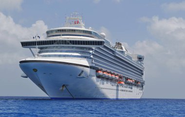 Akdeniz 'i geçen büyük bir yolcu gemisi. Okyanus gezisi