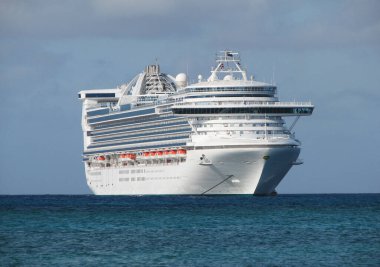 Akdeniz 'i geçen büyük bir yolcu gemisi. Okyanus gezisi