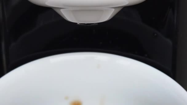 一开始 先用黑白色的胶囊咖啡机煮咖啡 慢动作 — 图库视频影像