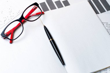 Bir kalem ve not defteri.