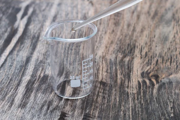 Maatbekerglas op een tafel — Stockfoto