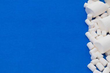 Mavi arkaplanda marşmelovlar 